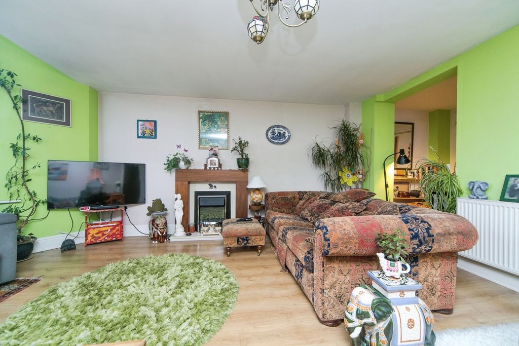 Property photo 3 of 16 Lounge