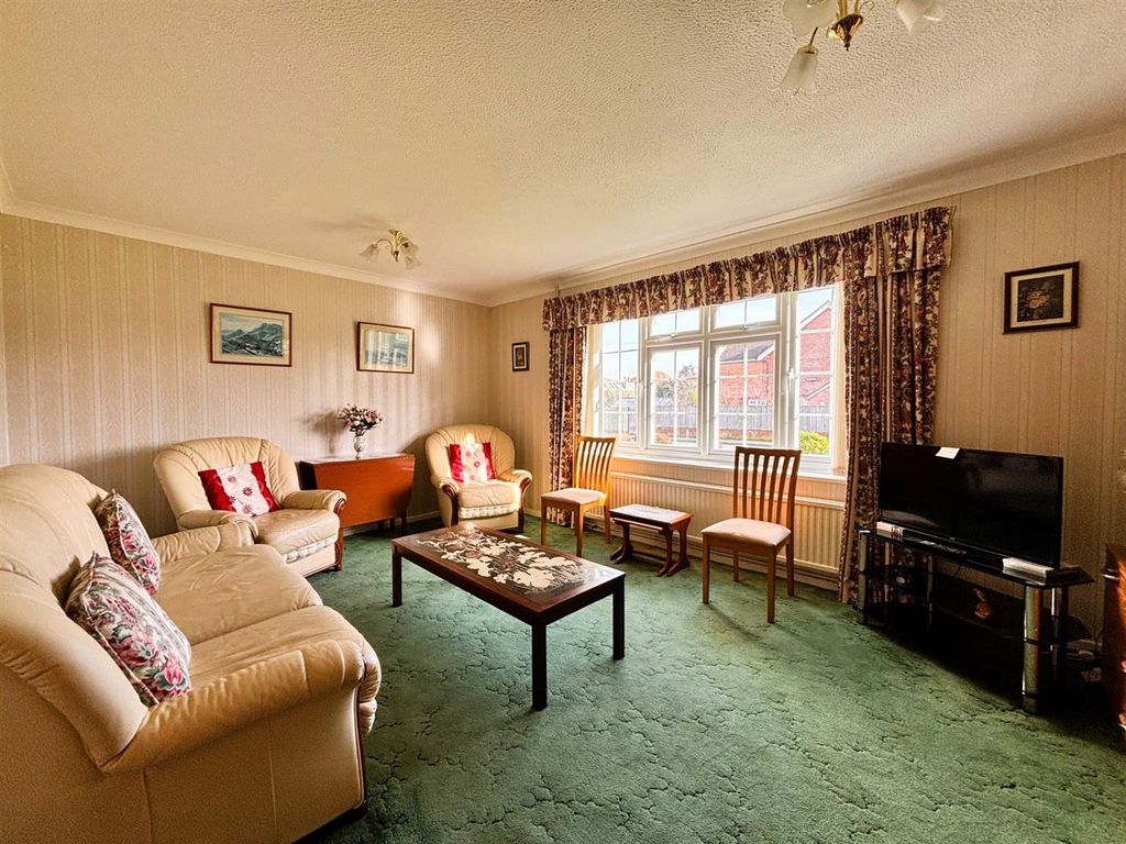 Property photo 3 of 14 4207 New Lounge.Jpg