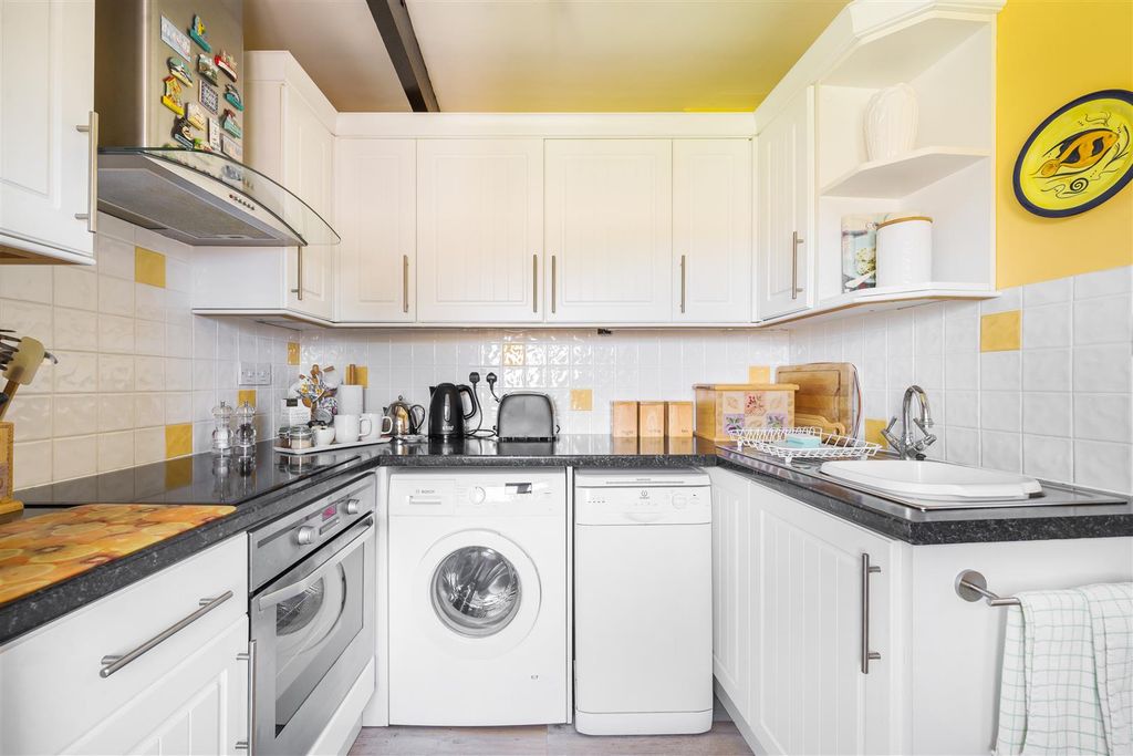 Property photo 3 of 23 Kitchen