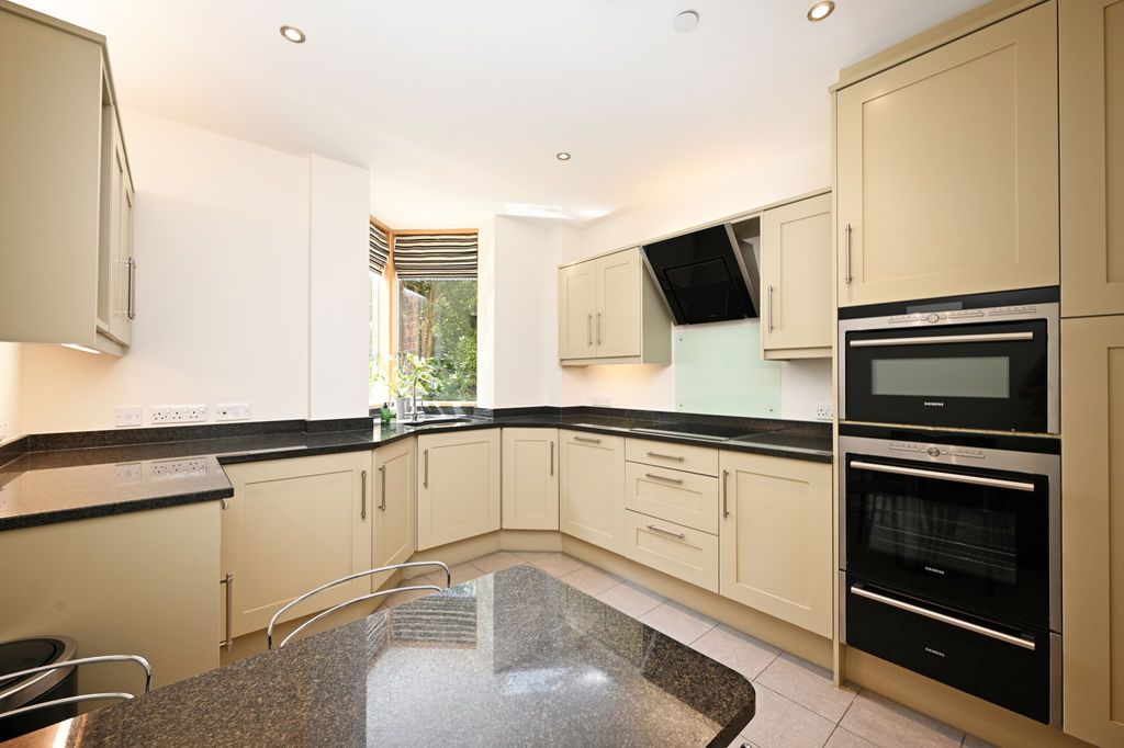 Property photo 3 of 33 Breakfast Kitchen