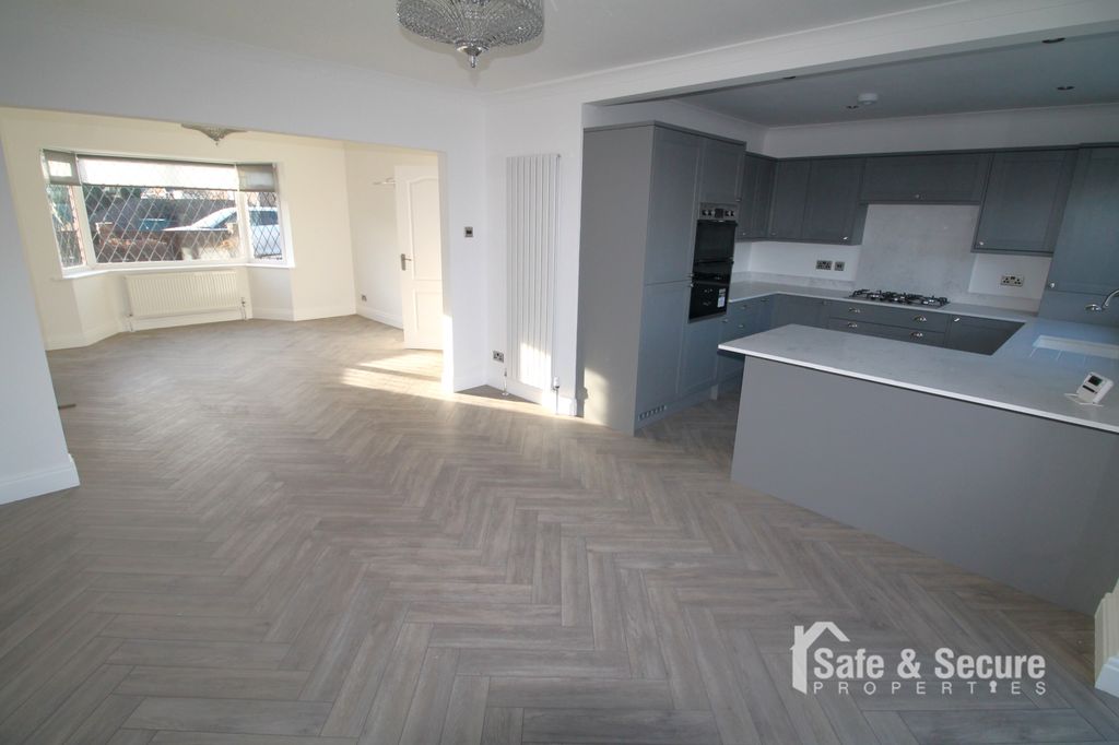 Property photo 2 of 12 Kitchen (1)