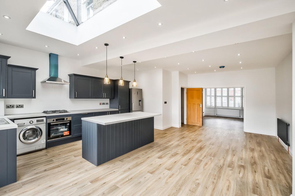 Property photo 3 of 21