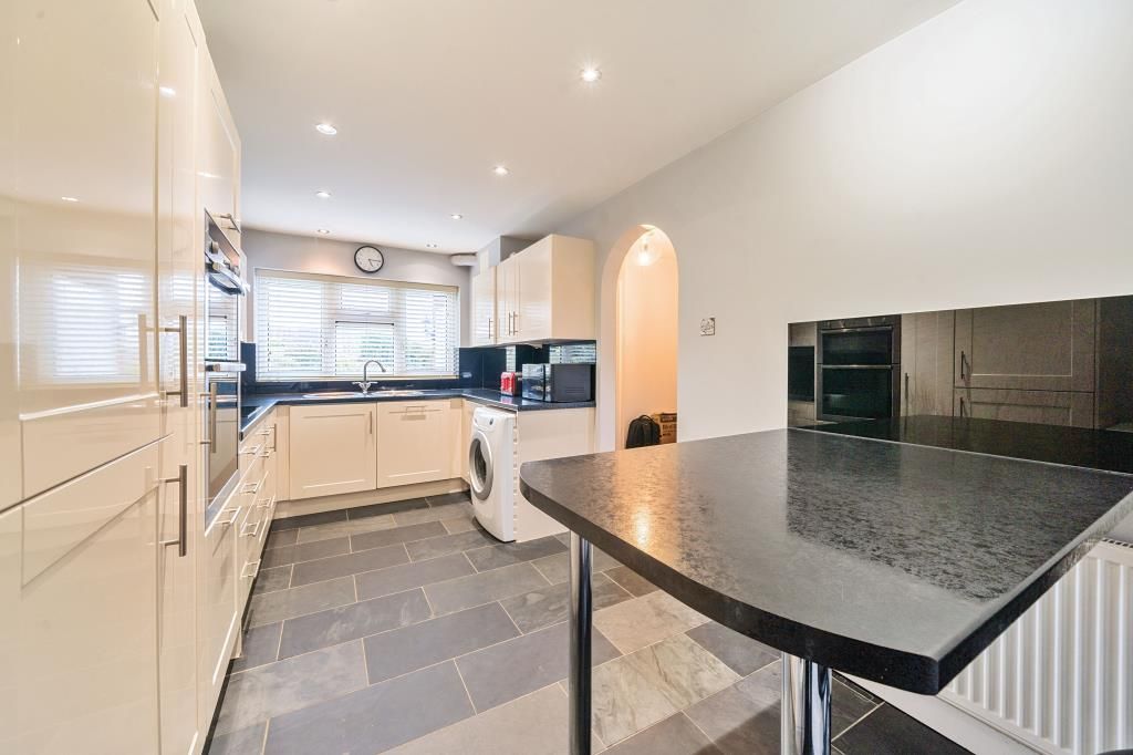 Property photo 2 of 10 Kitchen