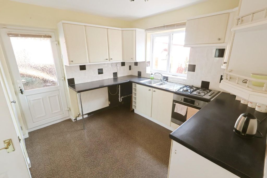 Property photo 3 of 12 Kitchen