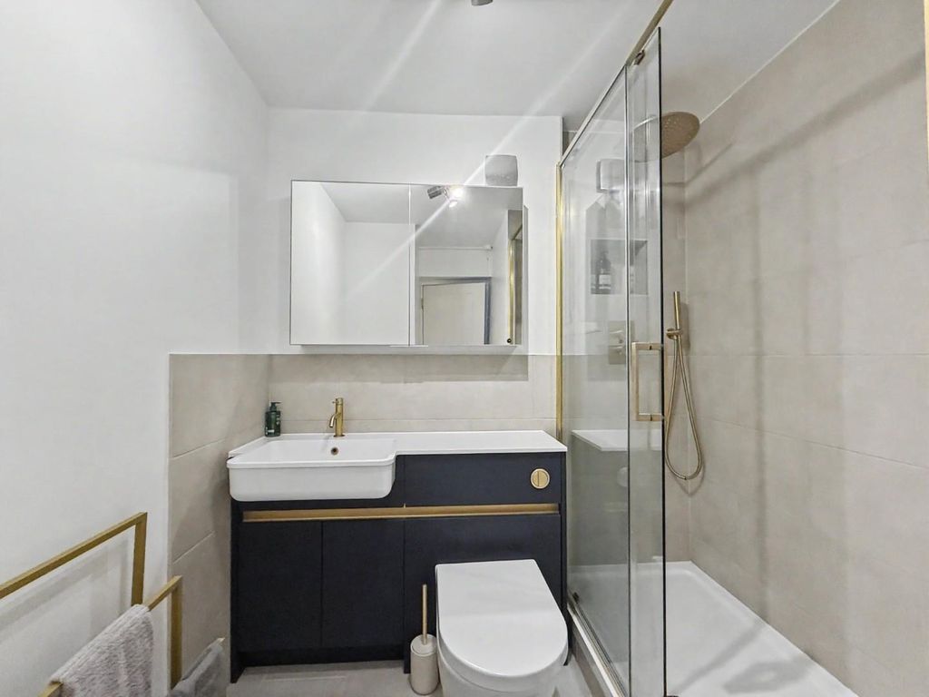 Property photo 3 of 8 Bathroom.Jpg