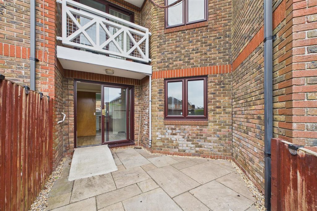 Property photo 2 of 14 Cam01894G0-Pr0302-Still016.Jpg