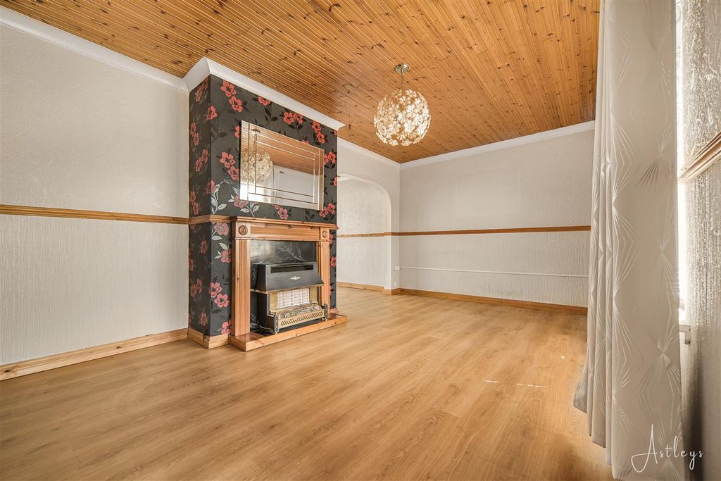 Property photo 3 of 17 Lounge