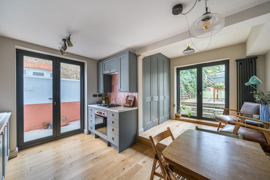 Property photo 2 of 15 Picture No. 12