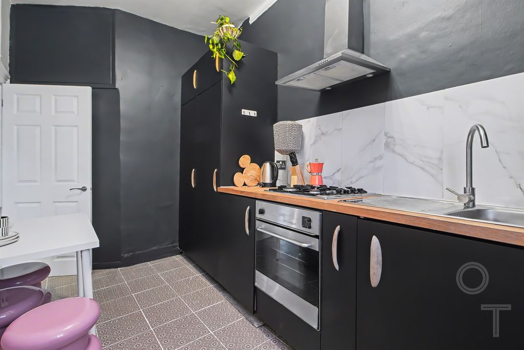 Property photo 3 of 12 Kitchen