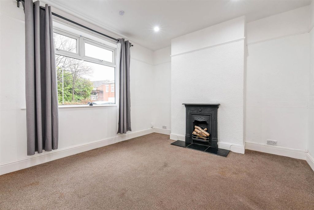 Property photo 2 of 19 Lounge