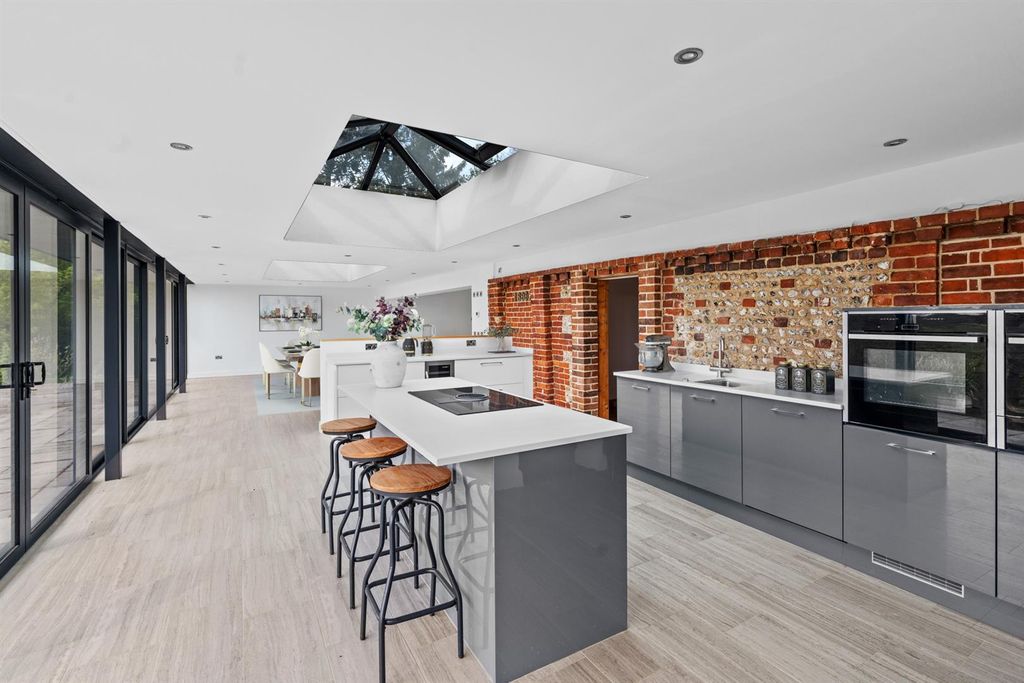 Property photo 2 of 27