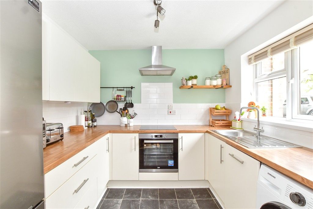 Property photo 3 of 10 Kitchen