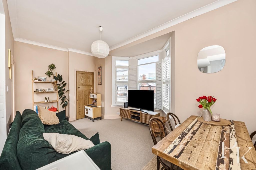 Property photo 2 of 20 Fonthill Road 25, Flat 2-015.Jpg