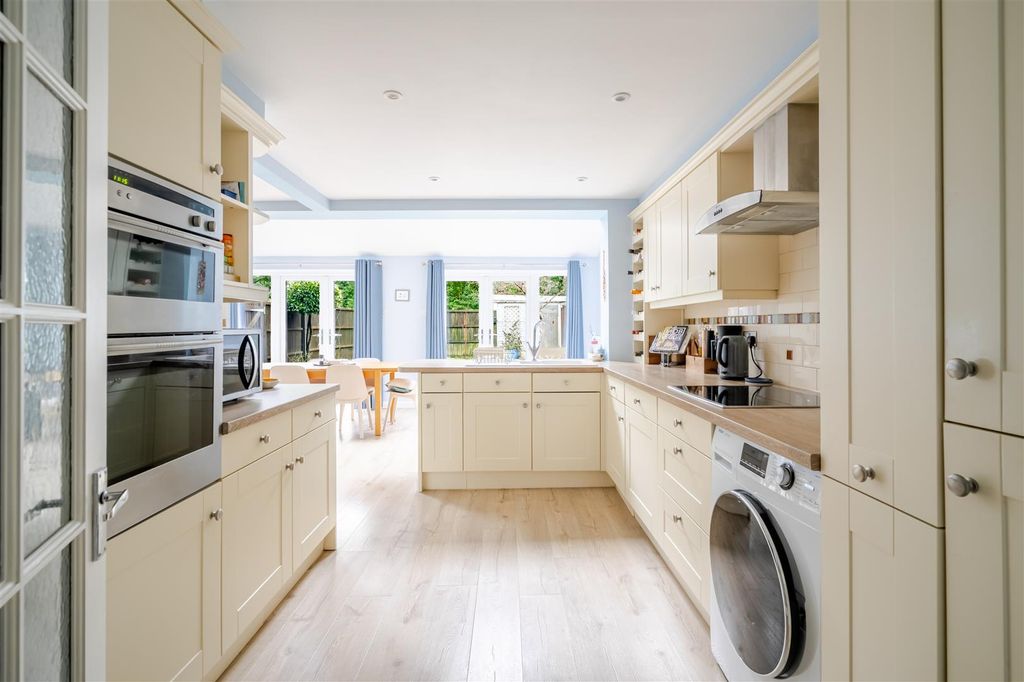 Property photo 3 of 11