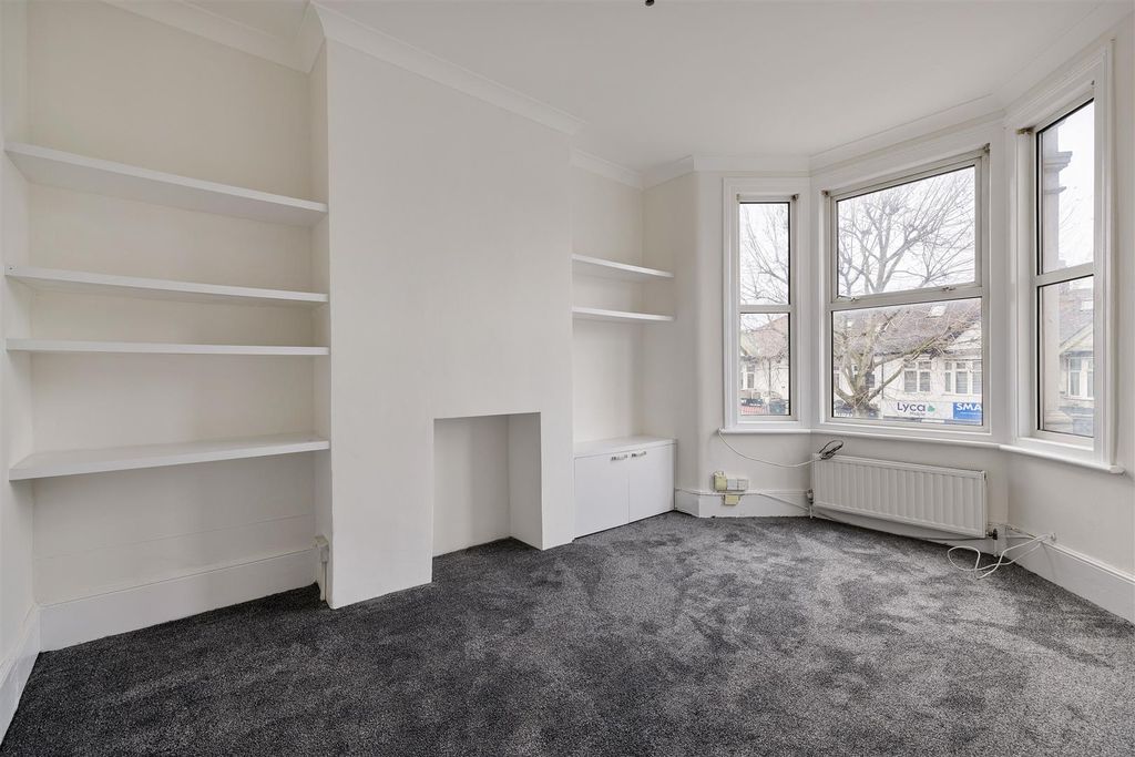 Property photo 2 of 20 Lea Bridge Road, E10