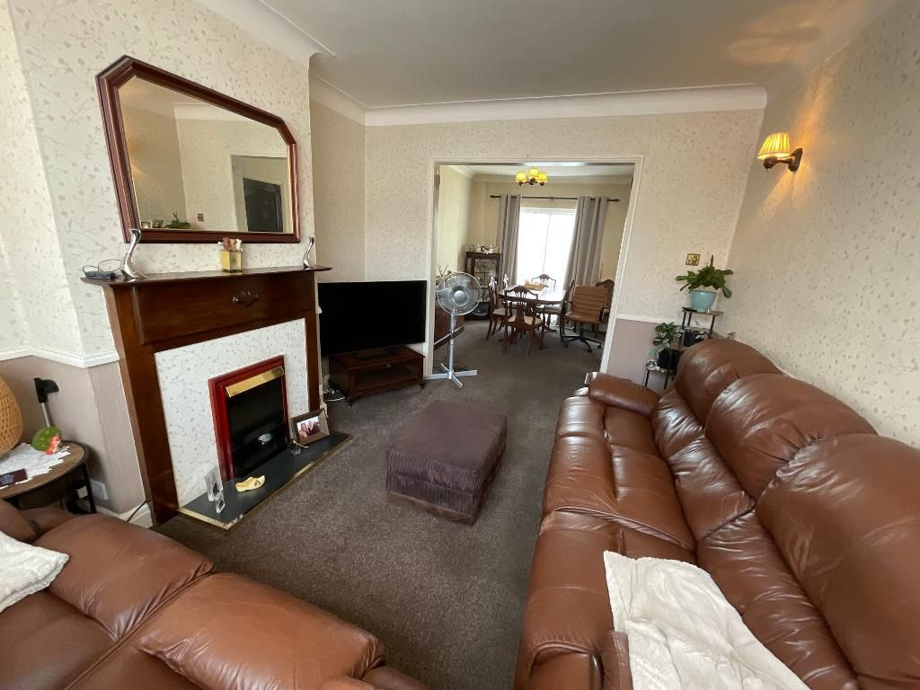 Property photo 2 of 14 Living Room/Diner 25'3 x 10'7