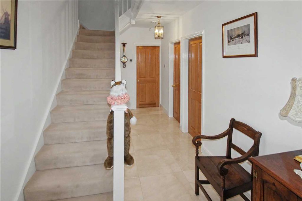Property photo 2 of 33 Entrance Hall