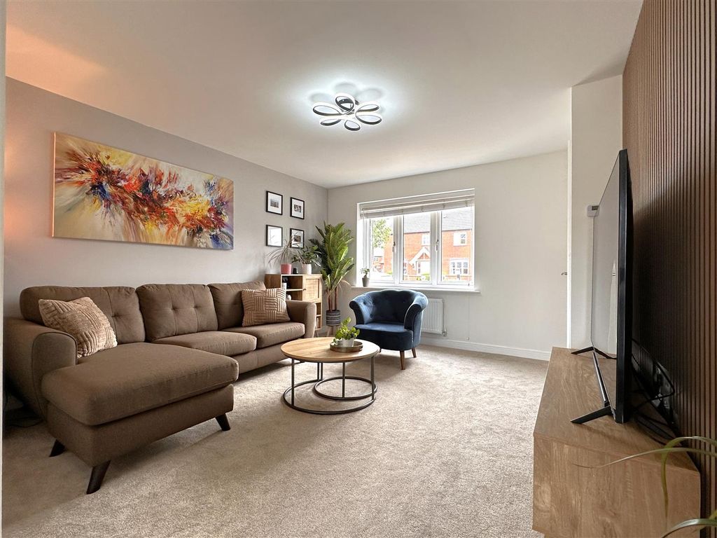 Property photo 2 of 19 Generous Living Room 908