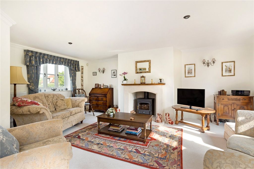 Property photo 3 of 17 Sitting Room