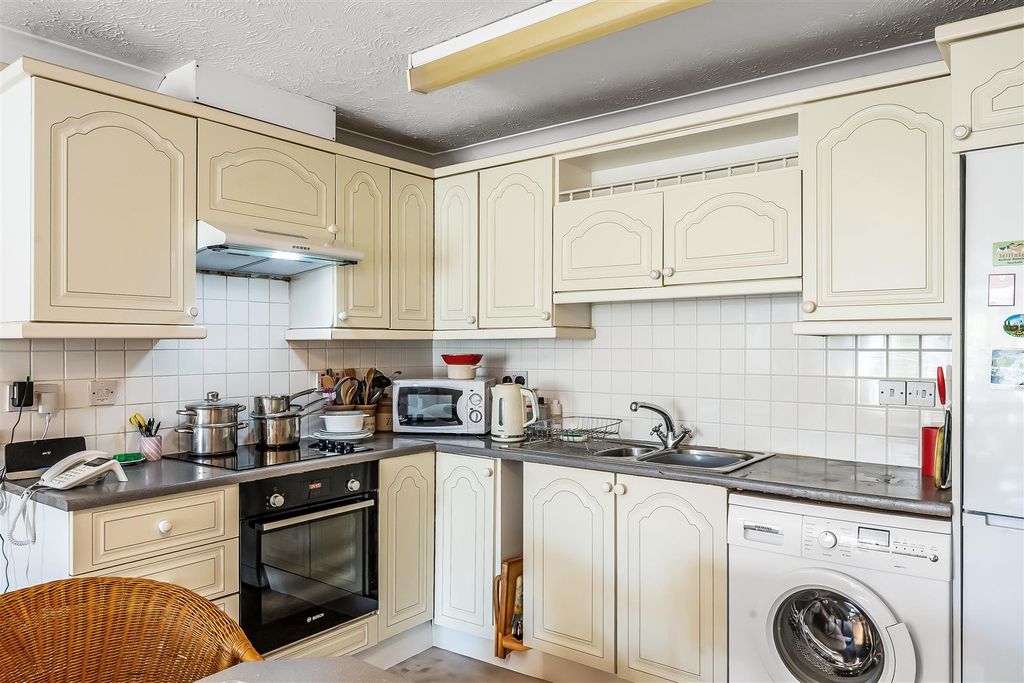 Property photo 3 of 12 9-Cobham-Gate-6.Jpg