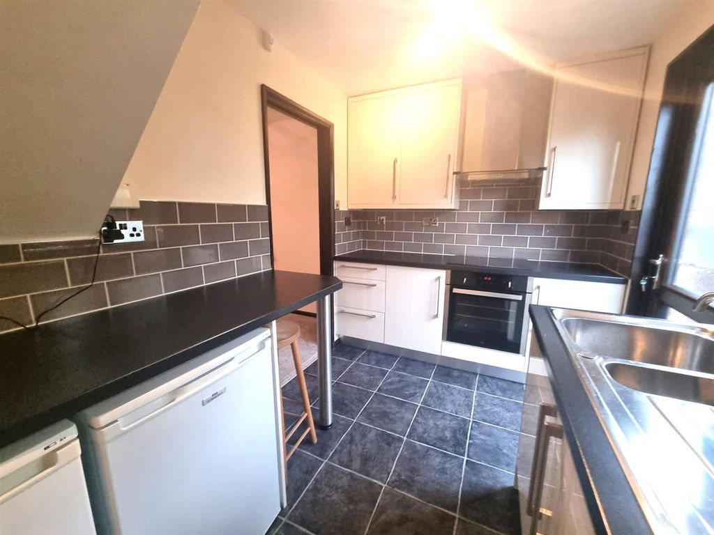 Property photo 2 of 8 Kitchen