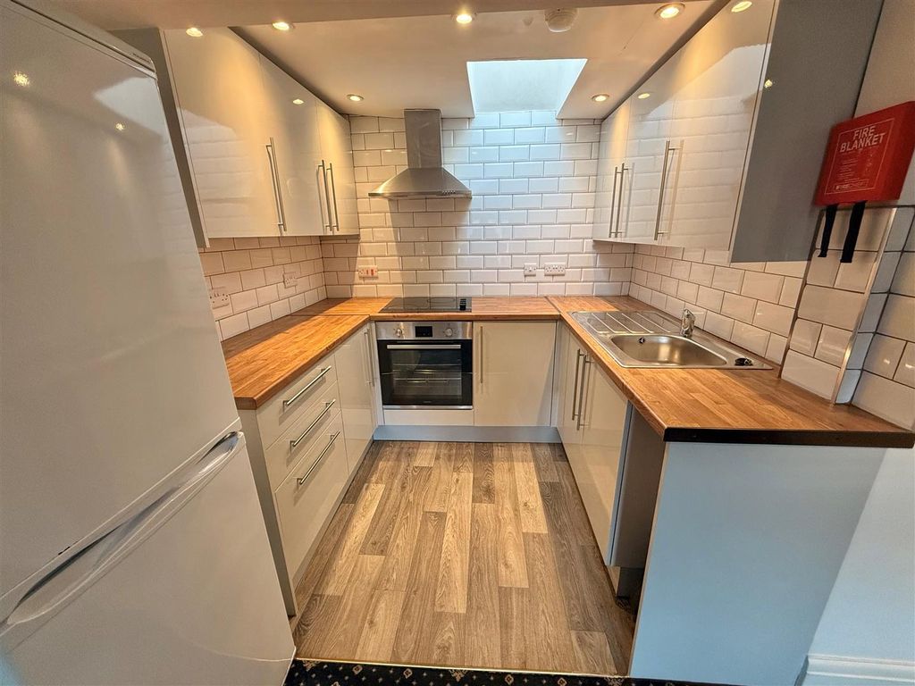 Property photo 1 of 9 Kitchen.Jpg