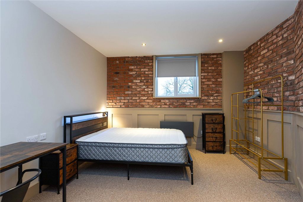 Property photo 1 of 13 Room 4