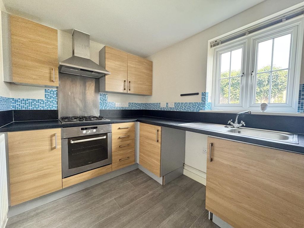 Property photo 2 of 10 Kitchen