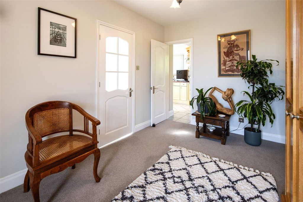 Property photo 2 of 28 Entrance Hall