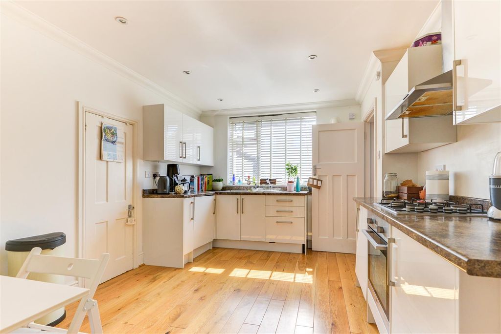 Property photo 3 of 6 Kitchen