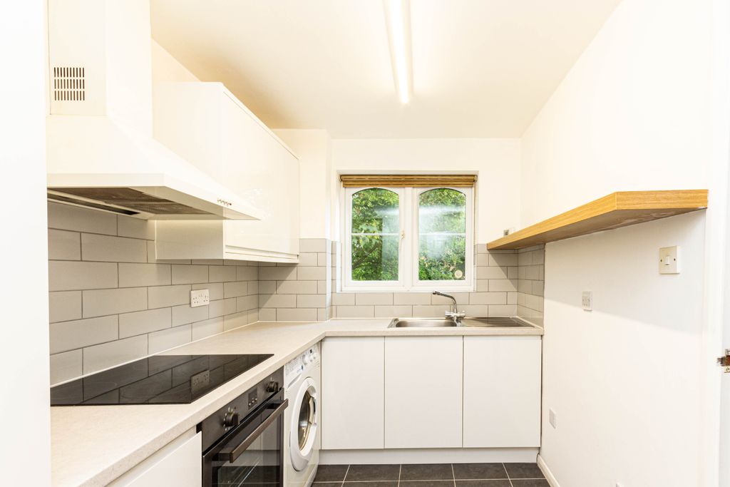 Property photo 3 of 8 Kitchen