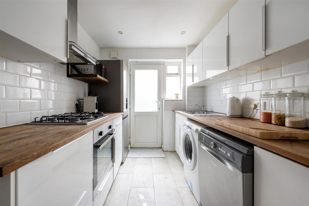 Property photo 3 of 21 Preston Road, 42A