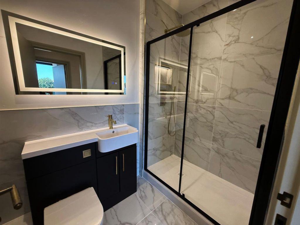 Property photo 1 of 4 Bathroom.Jpg