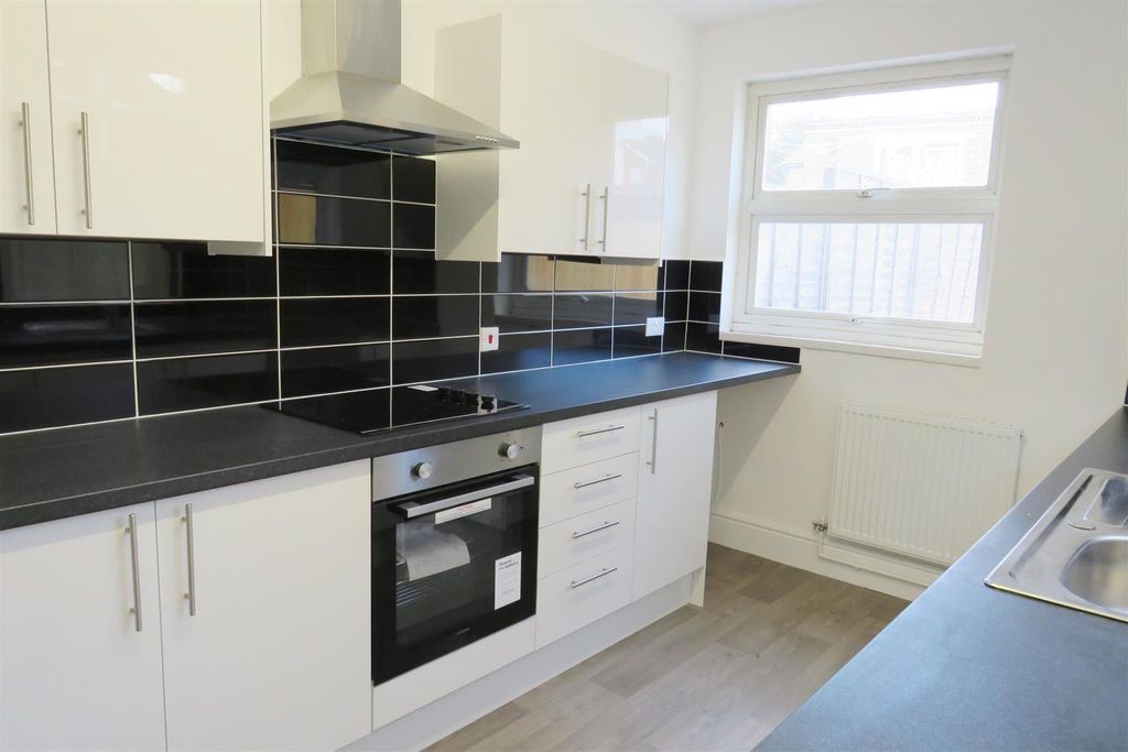 Property photo 2 of 19 Kitchen