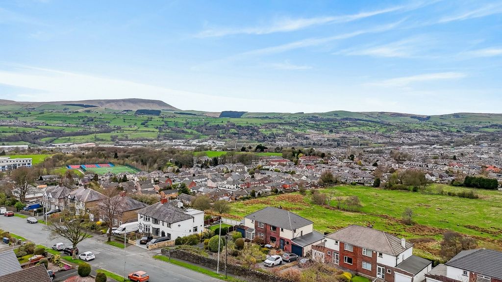 Property photo 2 of 27