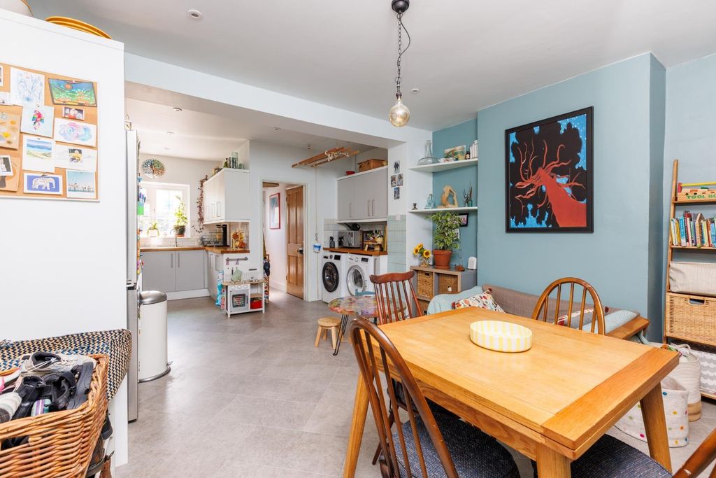 Property photo 3 of 32 120 Kellaway Ave_Jf-19.Jpg