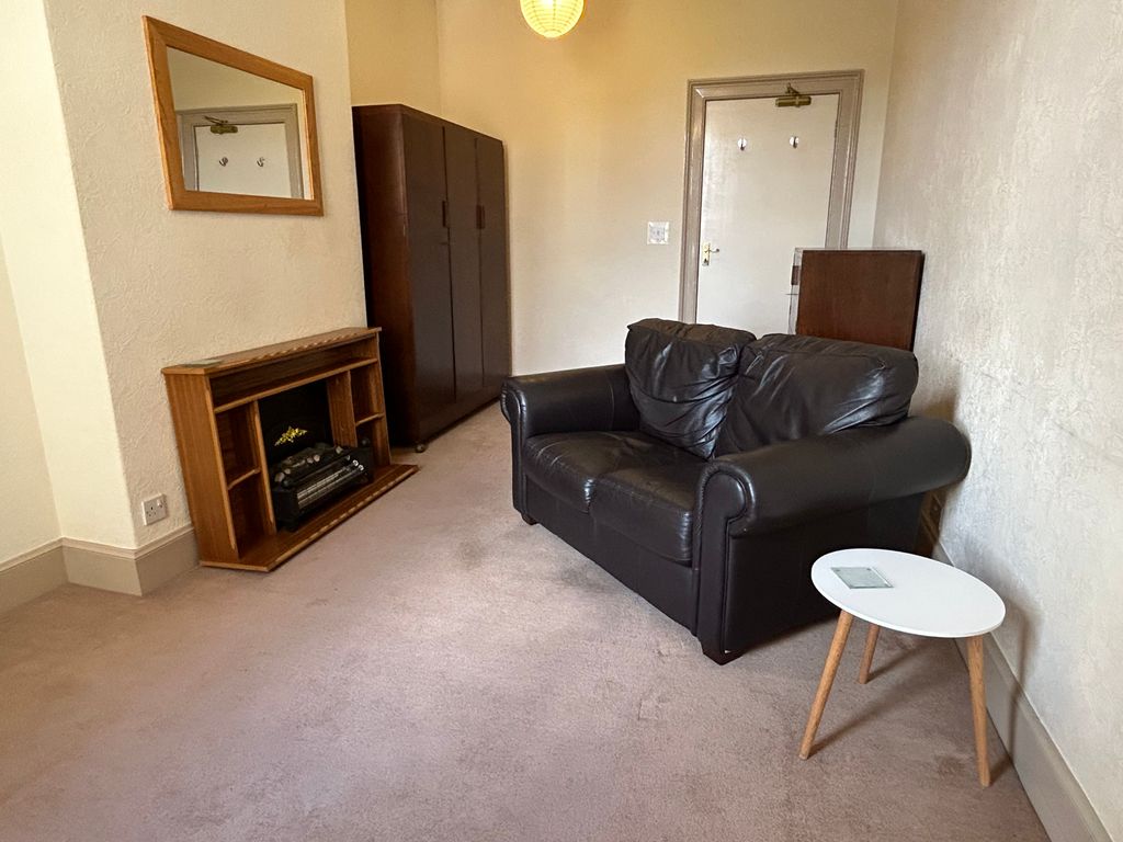 Property photo 1 of 8 Sitting Room
