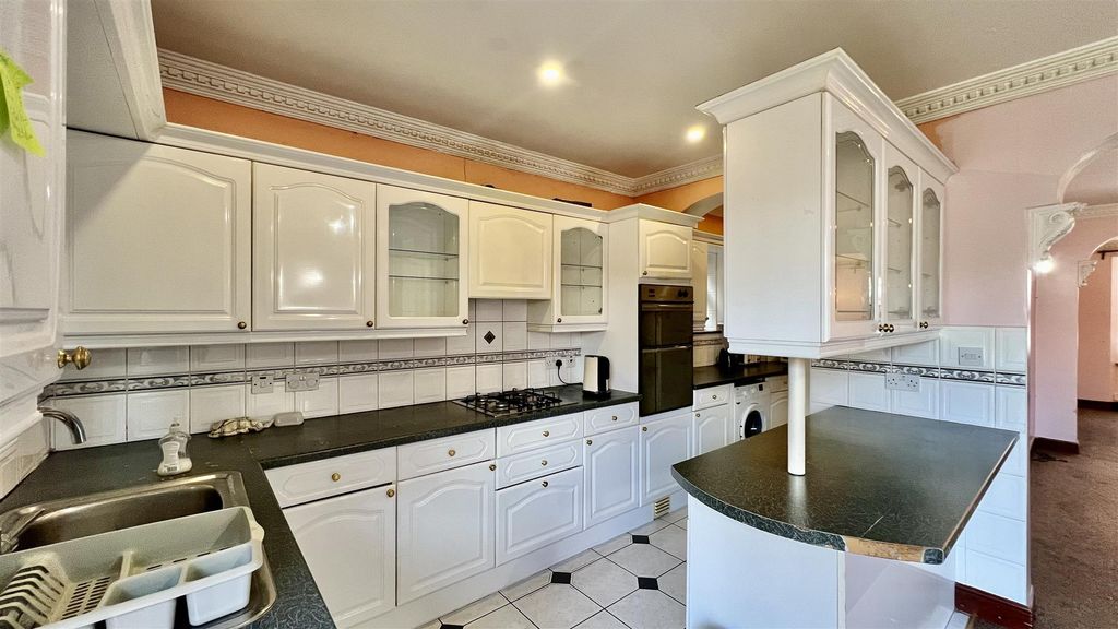 Property photo 3 of 11 Kitchen