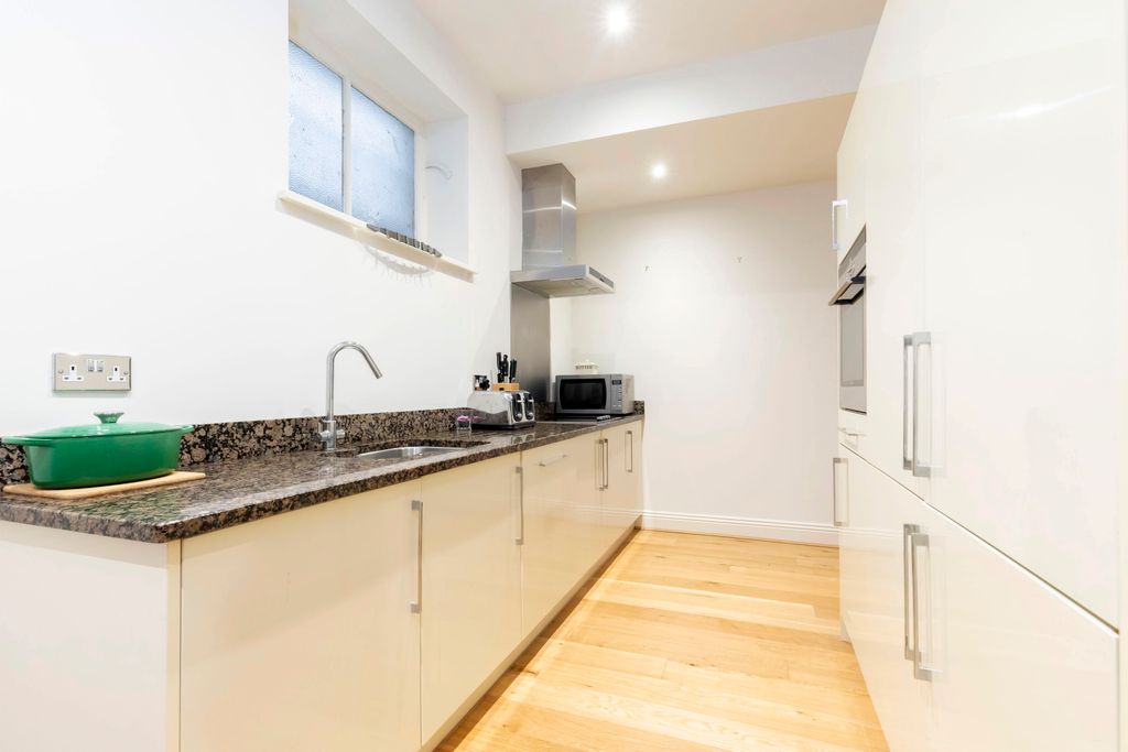 Property photo 3 of 10 Flat 2, Northall-05