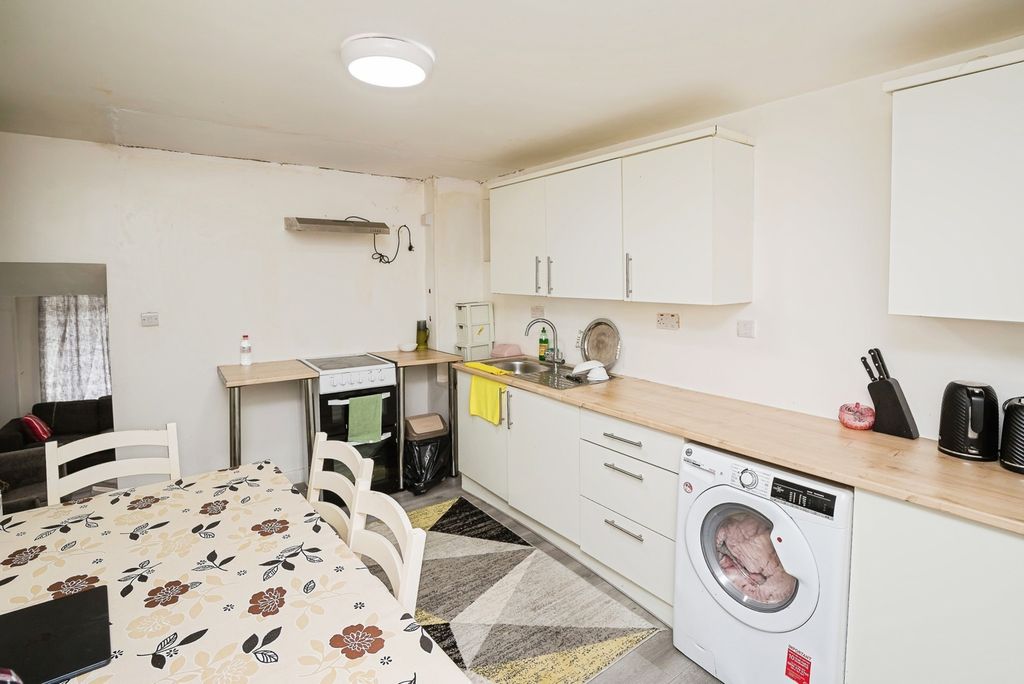 Property photo 2 of 8 Kitchen