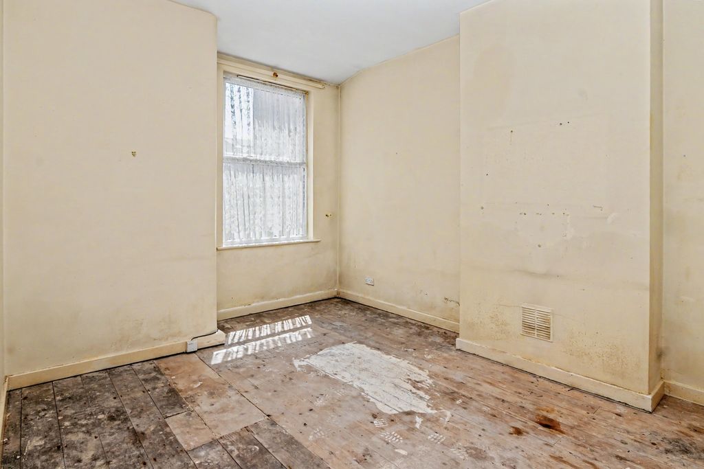 Property photo 3 of 16 7 Chesterfield Road, Blackpool, Lancashire, Fy1 2Pp