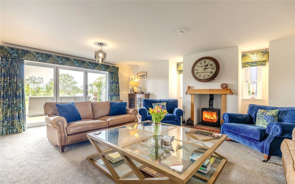 Property photo 2 of 25 Sitting Room