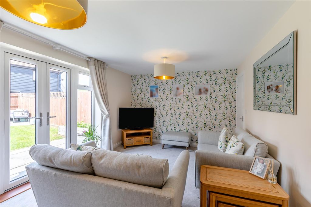 Property photo 3 of 18 8647609-Interior10.Jpg