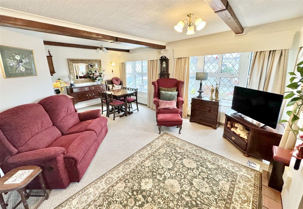 Property photo 3 of 15 Lounge