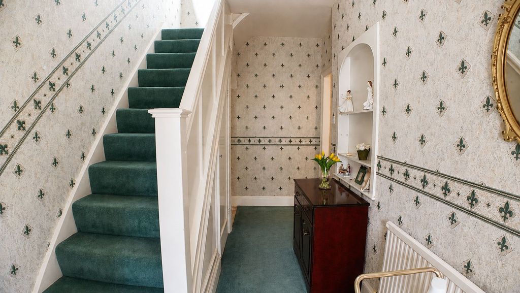 Property photo 2 of 11 Hallway