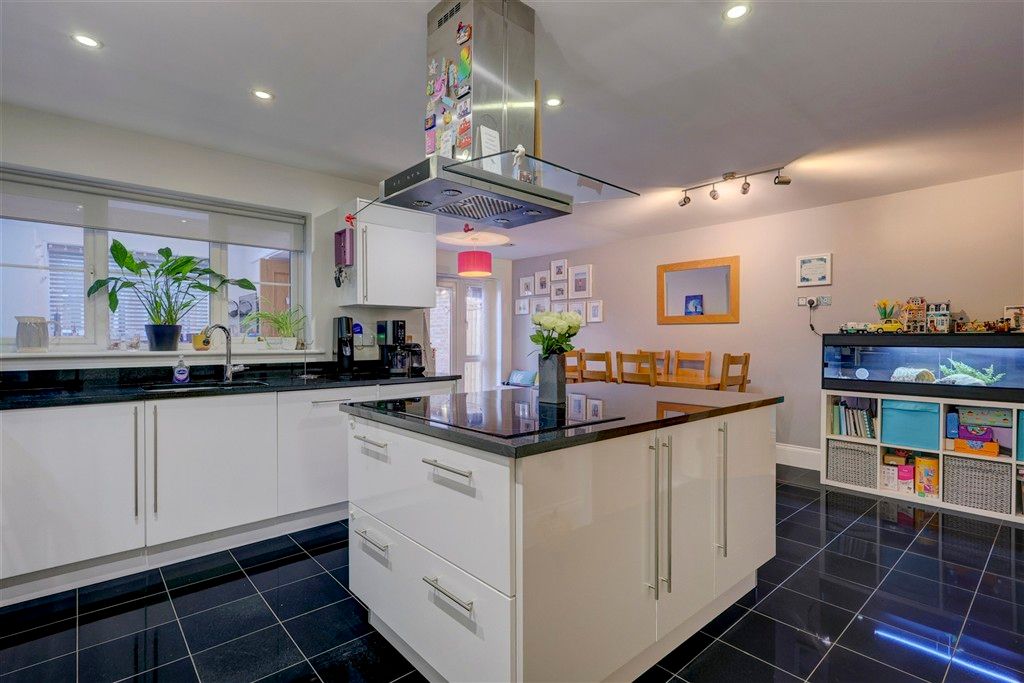 Property photo 1 of 6 Kitchen/Dining Room