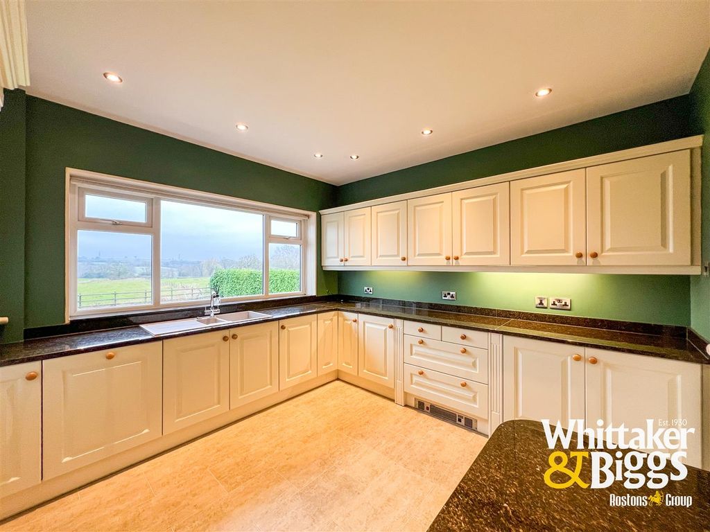 Property photo 3 of 29 Breakfast Kitchen