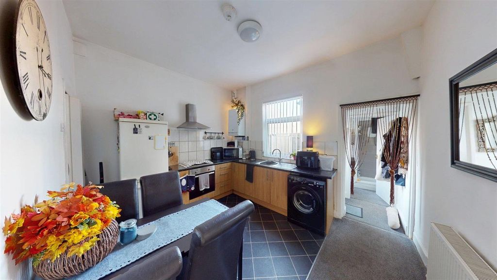 Property photo 3 of 8 Kitchen