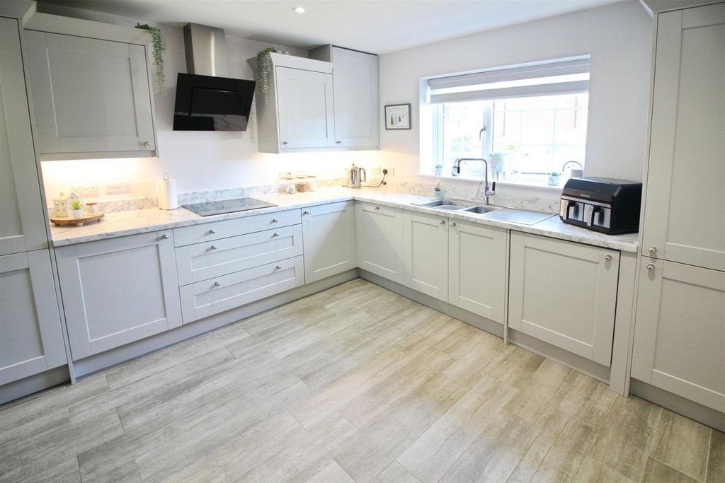 Property photo 3 of 26 Kitchen/Diner