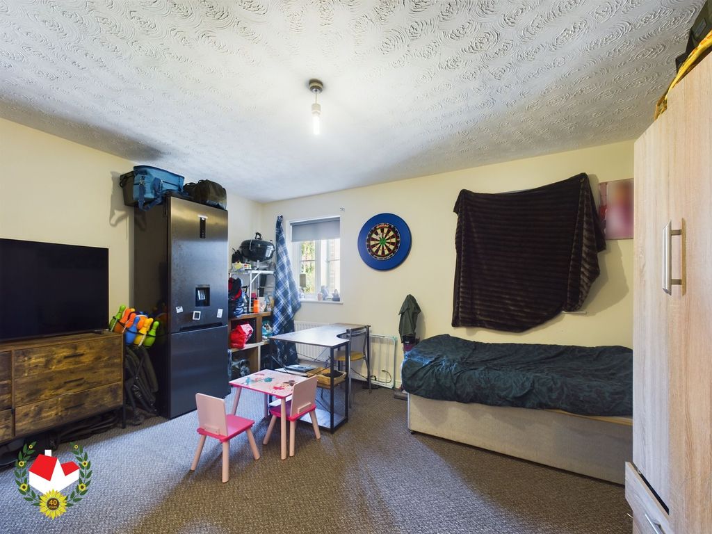 Property photo 3 of 17 Photo 6